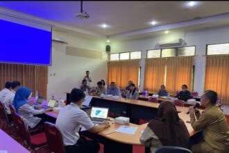 BUKA KEGIATAN : Kepala Disnakertrans Kalteng, Farid Wajdi saat membuka Pengawasan dan Pemeriksaan Bersama (Wasrikber) kepada 89 pemberi kerja, selain penyelenggara negara, di wilayah Kota Palangka Raya, Kabupaten Kapuas, Kabupaten Pulang Pisau, Kabupaten Gunung Mas dan Kabupaten Katingan, di Ruang Rapat Kantor Disnakertrans, Senin (3/6/2024). (foto:mmc)