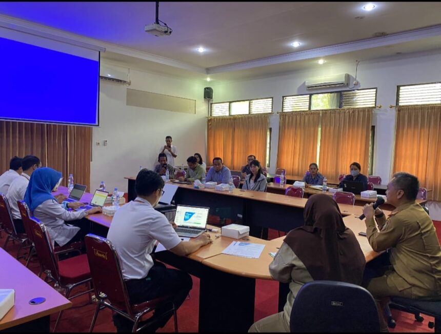 BUKA KEGIATAN : Kepala Disnakertrans Kalteng, Farid Wajdi saat membuka Pengawasan dan Pemeriksaan Bersama (Wasrikber) kepada 89 pemberi kerja, selain penyelenggara negara, di wilayah Kota Palangka Raya, Kabupaten Kapuas, Kabupaten Pulang Pisau, Kabupaten Gunung Mas dan Kabupaten Katingan, di Ruang Rapat Kantor Disnakertrans, Senin (3/6/2024). (foto:mmc)