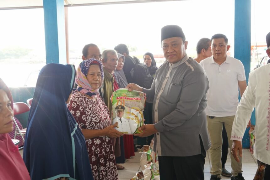 PASAR MURAH : Wakil Gubernur Kalimantan Tengah, Edy Pratowo menyerahkan secara simbolis paket sembako, di Pelabuhan Rambang Kelurahan Pahandut, Kota Palangka Raya, Jumat (7/6/2024). (foto:mmc)