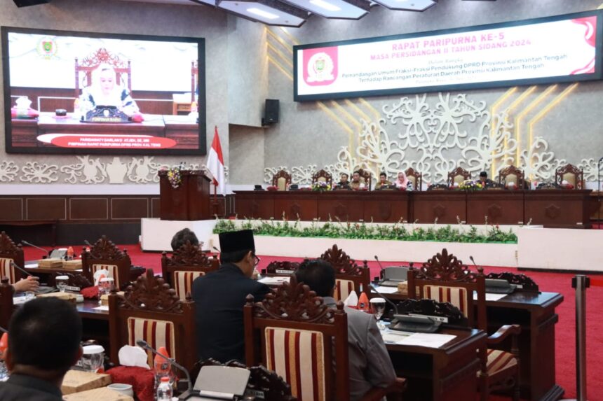 PEMANDANGAN UMUM : Wakil Gubernur Kalimantan Tengah (Kalteng), Edy Pratowo menghadiri Rapat Paripurna ke-5 Masa Persidangan II Tahun Sidang 2024, DPRD Kalteng, di Ruang Rapat Paripurna DPRD Prov. Kalteng, Senin (10/6/2024). (foto:mmc)