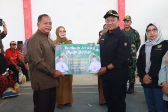 PENYERAHAN HEWAN KURBAN : Pemerintah Provinsi Kalimantan Tengah melaluiWakil Gubernur (Wagub) Kalteng, Edy Pratowo menyerahkan hewan kurban secara simbolis, di wilayah Kabupaten Katingan, bertempat di Kantor Desa Hampalit Kecamatan Katingan Hilir, Selasa (11/6/2024). (foto:mmc)