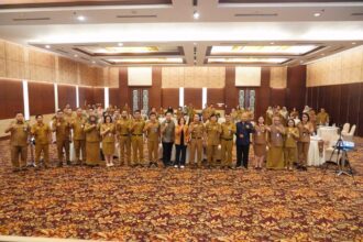 RAKOR : Kepala DPMPTSP Kalteng, Sutoyo secara remi membuka Forum PTSP dan Rapat Koordinasi (Rakor) Asistensi Penerapan PTSP se-Kalimantan Tengah Tahun 2024, yang diselenggarakan oleh Dinas Penanaman Modal dan Pelayanan Terpadu Satu Pintu (DPMTPSP) Kalteng, di Swiss-Bel Hotel Danum Palangka Raya, Jalan Tjilik Riwut, Palangka Raya, Selasa (11/6/2024). (foto:mmc)