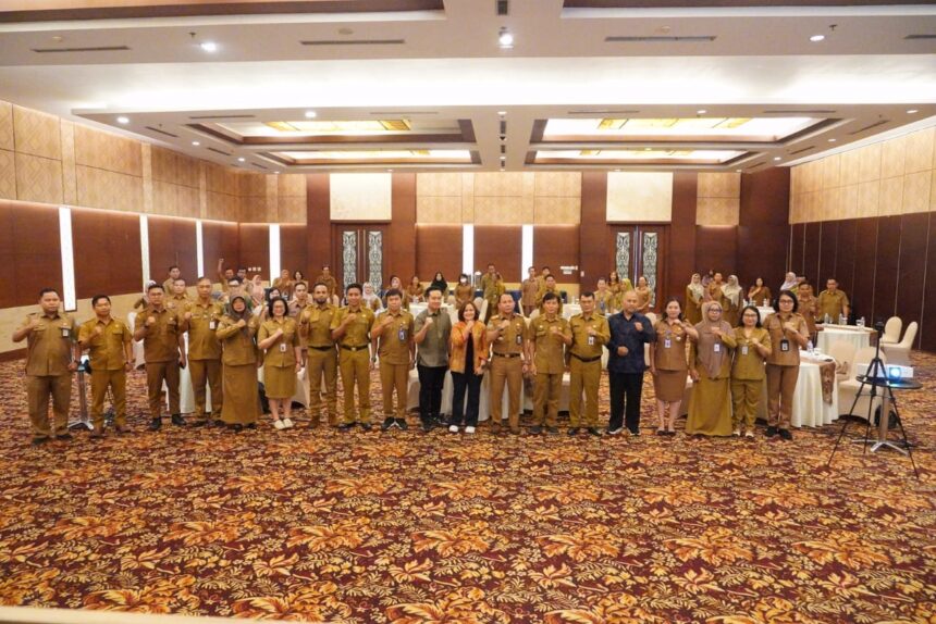 RAKOR : Kepala DPMPTSP Kalteng, Sutoyo secara remi membuka Forum PTSP dan Rapat Koordinasi (Rakor) Asistensi Penerapan PTSP se-Kalimantan Tengah Tahun 2024, yang diselenggarakan oleh Dinas Penanaman Modal dan Pelayanan Terpadu Satu Pintu (DPMTPSP) Kalteng, di Swiss-Bel Hotel Danum Palangka Raya, Jalan Tjilik Riwut, Palangka Raya, Selasa (11/6/2024). (foto:mmc)