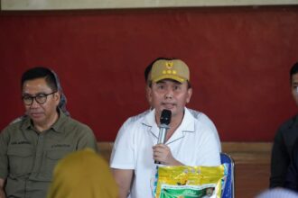 PASAR MURAH : Gubernur Kalteng, Sugianto Sabran buka Pasar Murah di Aula Desa Amin Jaya, Kabupaten Kotawaringin Barat, Jumat (14/6/2024).  (foto:mmc)