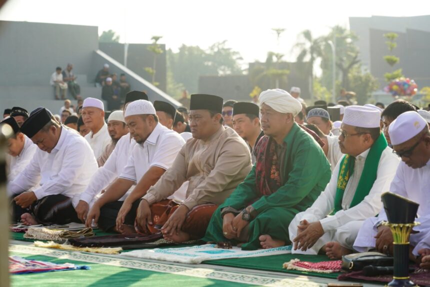 SALAT IDUL ADHA : Wakil Gubernur Kalimantan Tengah (Kalteng) dan Istri Nunu Andriani Edy Pratowo melaksanakan Salat Iduladha 1445 Hijriah di Bundaran Besar Palangka Raya, Senin (17/6/2024) pagi hari. (foto:mmc)