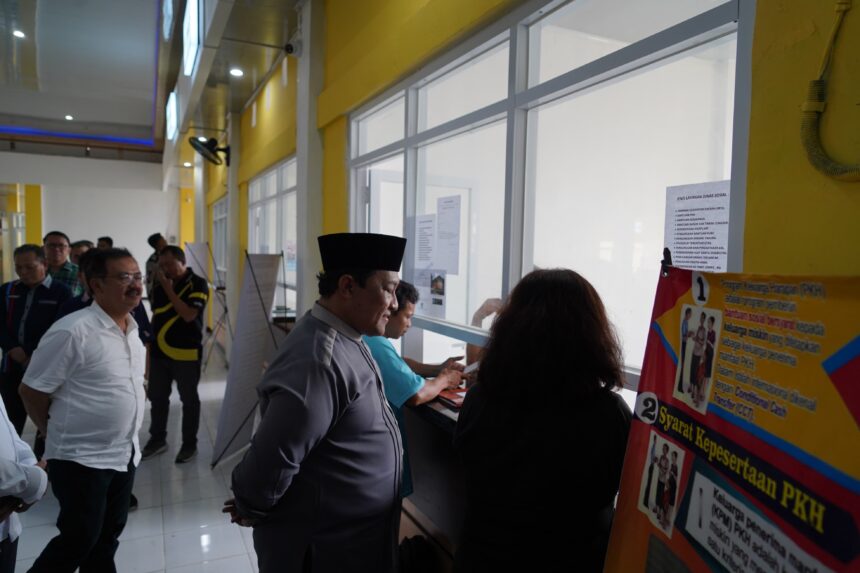 KUNJUNGI : Wakil Gubernur Kalimantan Tengah (Kalteng) H. Edy Pratowo mengunjungi Mall Pelayanan Publik (MPP) di Gunung Mas, Jumat (21/6/2024). (foto:mmc)