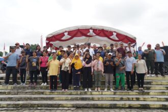 HARJAD GUMAS : Wakil Gubernur (Wagub) Kalteng H Edy Pratowo lepas peserta jalan sehat, di Taman Kota Kuala Kurun, Kabupaten Gunung Mas, Sabtu (22/6/2024). (foto:mmc)