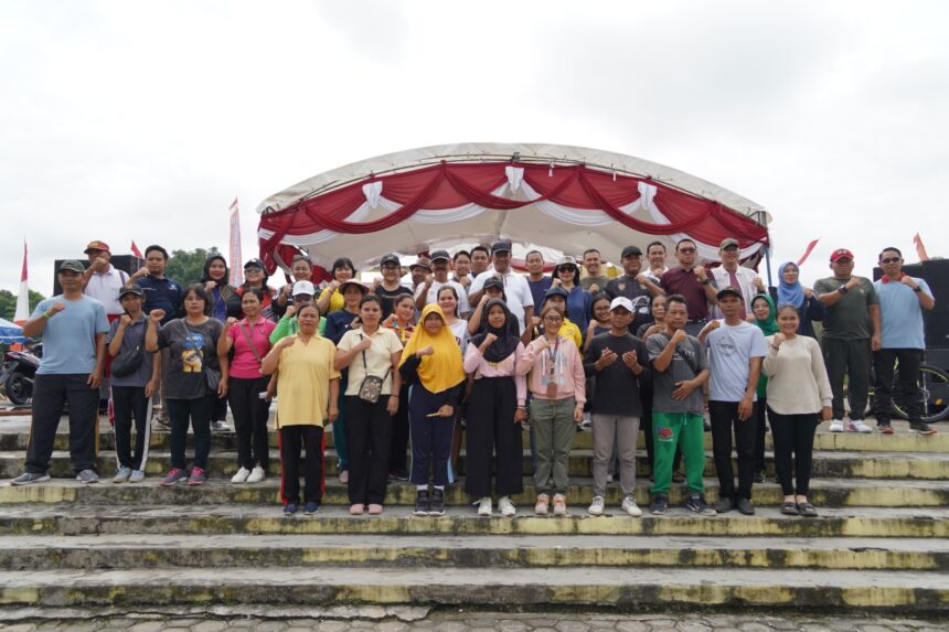 HARJAD GUMAS : Wakil Gubernur (Wagub) Kalteng H Edy Pratowo lepas peserta jalan sehat, di Taman Kota Kuala Kurun, Kabupaten Gunung Mas, Sabtu (22/6/2024). (foto:mmc)