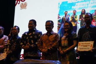 TUTUP FESTIVAL; :Wakil Gubernur Kalimantan Tengah (Kalteng) H. Edy Pratowo menutup secara resmi Pameran Pembangunan Festival Budaya Mihing Manasa dan Hiburan Rakyat yang digelar di Stadion Mini Kuala Kurun, Kabupaten Gunung Mas, Jumat (21/6/2024). (foto:mmc)