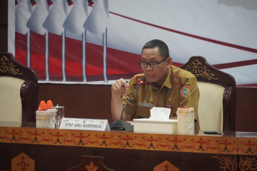 RAPAT : Staf Ahli (Sahli) Gubernur Bidang Ekonomi, Keuangan dan Pembangunan Yuas Elko memimpin rapat persiapan Kunjungan Kerja (Kunker) Presiden Republik Indonesia (RI) ke Kalimantan Tegah, di Aula Eka Hapakat Kantor Gubernur Kalteng, Palangka Raya, Selasa (25/6/2024). (foto:mmc)
