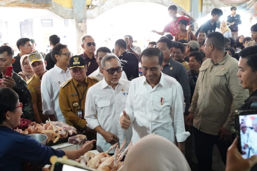 DAMPINGI PRESIDEN RI : Gubernur Kalteng, Sugianto Sabran mendampingi Presiden Republik Indonesia (RI), Joko Widodo dalam Kunjungan Kerjanya ke Kabupaten Kotawaringin Timur  Kalimantan Tengah, di Pasar PPM Sampit, Rabu (26/6/2024). (foto:mmc)