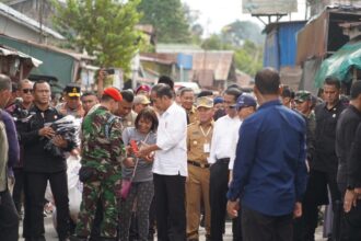 TINJAU PASAR : Gubernur Kalimantan Tengah (Kalteng), Sugianto Sabran mendampingi Presiden Republik Indonesia (RI), Joko Widodo melakukan peninjauan harga bahan pangan di Pasar Pata, Kabupaten Katingan, Rabu (26/6/2024). (foto:mmc)