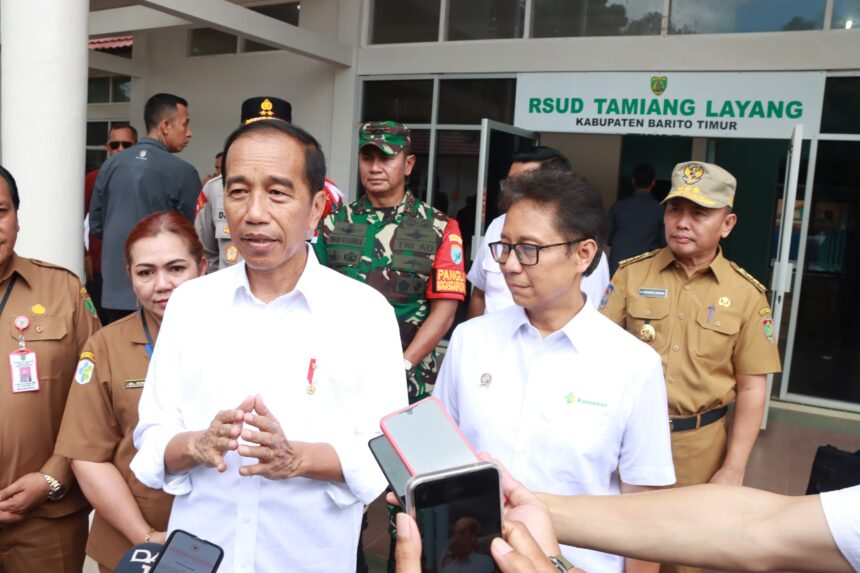 Gubernur Kalimantan Tengah (Kalteng), H. Sugianto Sabran mendampingi Presiden Republik Indonesia (RI) Joko Widodo melakukan peninjauan di RSUD Tamiang Layang, Kabupaten Barito Timur, Kamis (27/6/2024).