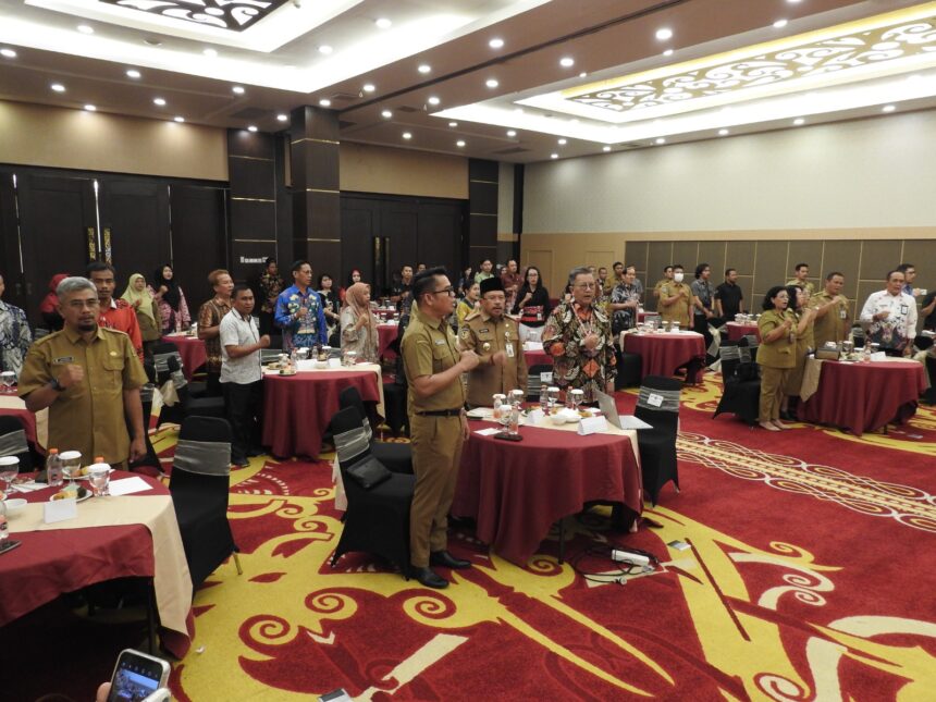 LOKARYA : Sekretaris Daerah (Sekda) Kalteng, Nuryakin buka kegiatan Lokakarya Pemanfaatan Teknologi dan Meningkatkan Kualitas Guru dan Murid, di Hotel Best Western Batang Garing Palangka Raya, Kamis (27/6/2024).  (foto:mmc)