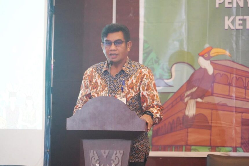 SOSIALISASI : Kadis Kominfosantik Kalteng, Agus Siswadi saat membuka Sosisalisasi dan Asistensi Kebijakan Tata Kelola TIK dalam mendukung penyelenggaraan SPBE, SDI, Transformasi Digital, dan Keterpaduan Layanan Digital di Pemerintah Daerah, di Swiss-Belhotel Danum Palangka Raya, Kamis (27/6/2024). (foto:mmc)