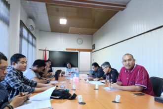 PENYAMPAIAN : Wakil Rektor II UPR, Dr. Natalia Asi, saat menyampaikan hasil SNBT UPR tahun 2024, di ruang rapat rektor II, Jumat (14/6/2024). (foto:ardi)