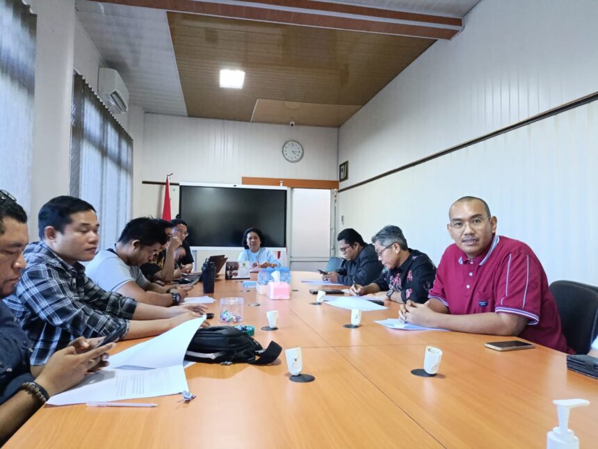PENYAMPAIAN : Wakil Rektor II UPR, Dr. Natalia Asi, saat menyampaikan hasil SNBT UPR tahun 2024, di ruang rapat rektor II, Jumat (14/6/2024). (foto:ardi)
