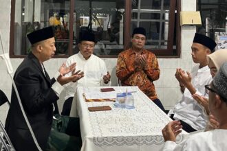 SAKSI PERNIKAHAN : Sekda Kalteng, Nuryakin jadi saksi pernikahan, di ruang rawat inap Lavender Rumah Sakiit Umum Daerah (RSUD) dr. Doris Sylvanus Palangka Raya, Minggu (23/6/2024). (foto:mmc)