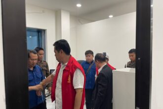KORUPSI DANA HIBAH : Ketua Koni Kotim, Akhyar Umar saat diborgol petugas Kejati Kalteng untuk dilakukan penahanan terkait dugaan penyalahgunaan dana hibah Koni, di Kejaksaan Tinggi Kalteng, Kamis (20/6/2024) sekitar Pukul 23.30 WIB. (foto:ardi)
