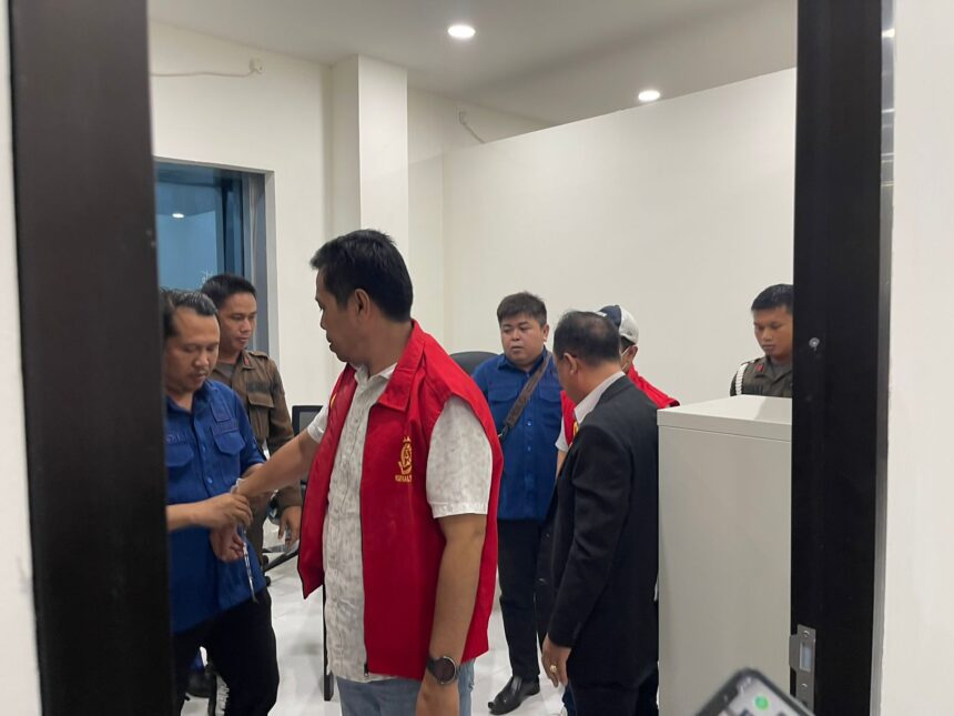 KORUPSI DANA HIBAH : Ketua Koni Kotim, Akhyar Umar saat diborgol petugas Kejati Kalteng untuk dilakukan penahanan terkait dugaan penyalahgunaan dana hibah Koni, di Kejaksaan Tinggi Kalteng, Kamis (20/6/2024) sekitar Pukul 23.30 WIB. (foto:ardi)