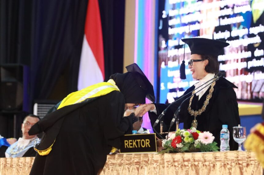LULUS : Ketua Tim Penggerak dan Pemberdayaan Kesejahteraan Keluarga (TP-PKK) Provinsi Kalimantan Tengah (Kalteng), Ivo Sugianto Sabran resmi menyandang gelar Master of Arts (MA) setelah mengikuti Upacara wisuda Program Pascasarjana UGM yang berlangsung di Grha Sabha Pramana Lantai II, Kompleks UGM, Rabu (24/7/2024). (foto:mmc)