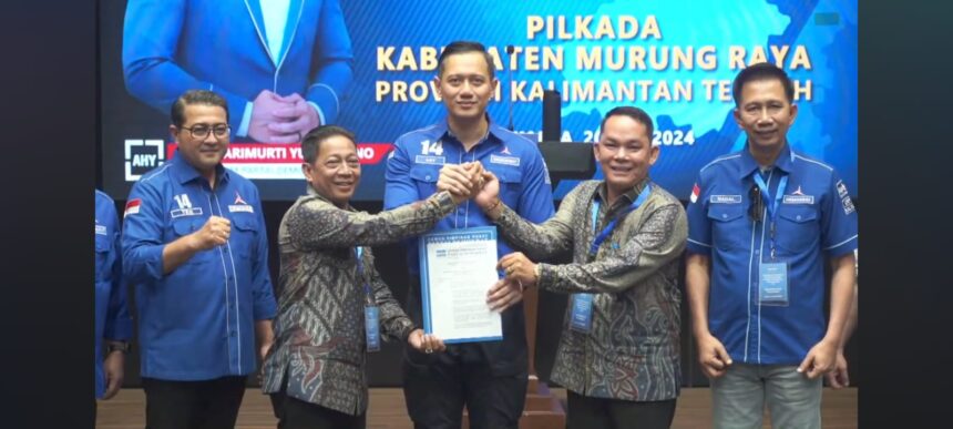 REKOMENDASI : Ketua Umum Partai Demokrat, Agus Harimurti Yudhoyono saat memberikan rekomendasi kepada Heriyus-Rahmanto sebagai bakal calon (bacalon) Bupati dan Wakil Bupati Murung Raya, Kalimantan Tengah, Sabtu (20/7/2024). (foto:Rahmanto)