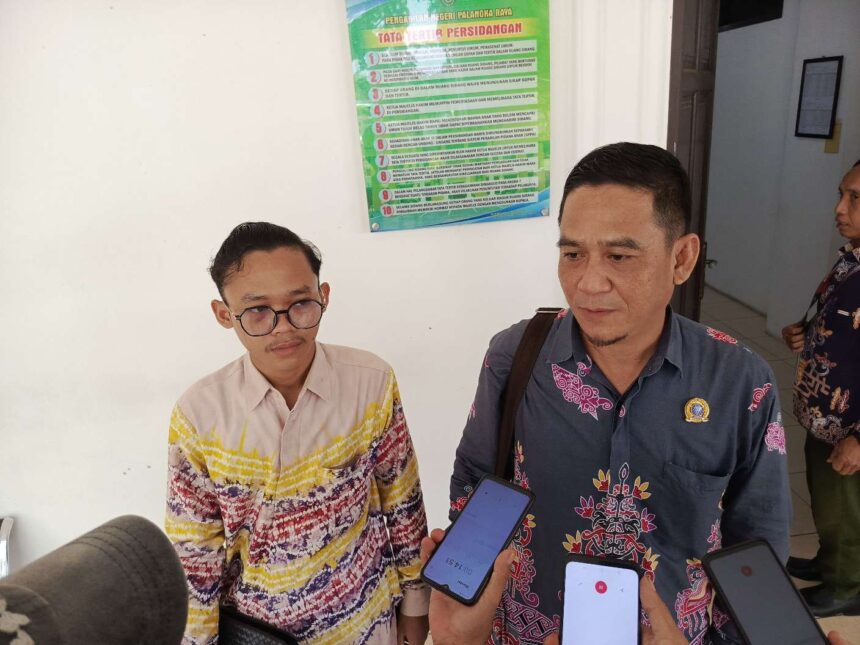 AJUKAN PK : Rusdi Agus Susanto selaku PH mantan Kadis Pertanian Barut saat diwawancarai usai persidangan pengajuan PK ke Pengadilan Tipikor Palangka Raya, Kamis (18/7/2024). (foto:ardi)