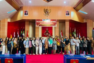 Foto bersama setelah pelatihan penulisan artikel publikasi ilmiah internasional di Aula Rahan, Lantai II, Gedung Rektorat Universitas Palangka Raya (Foto : Ist)