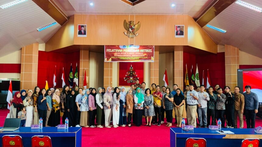 Foto bersama setelah pelatihan penulisan artikel publikasi ilmiah internasional di Aula Rahan, Lantai II, Gedung Rektorat Universitas Palangka Raya (Foto : Ist)