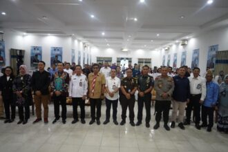 PEMBUKAAN : Staf Ahli (Sahli) Gubernur Bidang Kemasyarakatan dan Sumber Daya Manusia (KSDM) Suhaemi buka Focus Group Discussion (FGD) dan Rapat Koordinasi Wilayah (Rakorwil) Komisi Penyiaran Indonesia Daerah Kalteng, di Aula Dandang Tingang Palangka Raya, Rabu (14/8/2024). (foto:mmc)