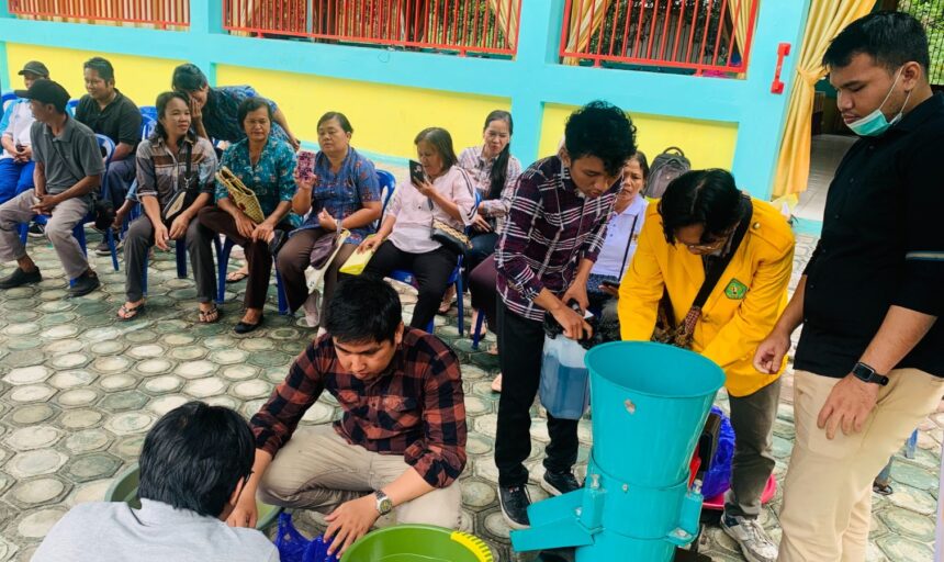 Proses pembuatan pakan ikan di Desa Tuwung (Foto : Ist)