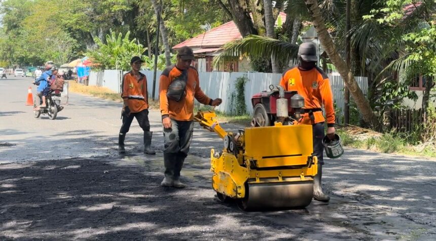 PERBAIKAN JALAN: Petugas dari UPR Bina Marga PUPR-PKPP kala melakukan perbaikan ruas Jalan Patih Rumbih Kota Kuala Kapuas, Jumat (26/7/2024). (Foto:Sri)