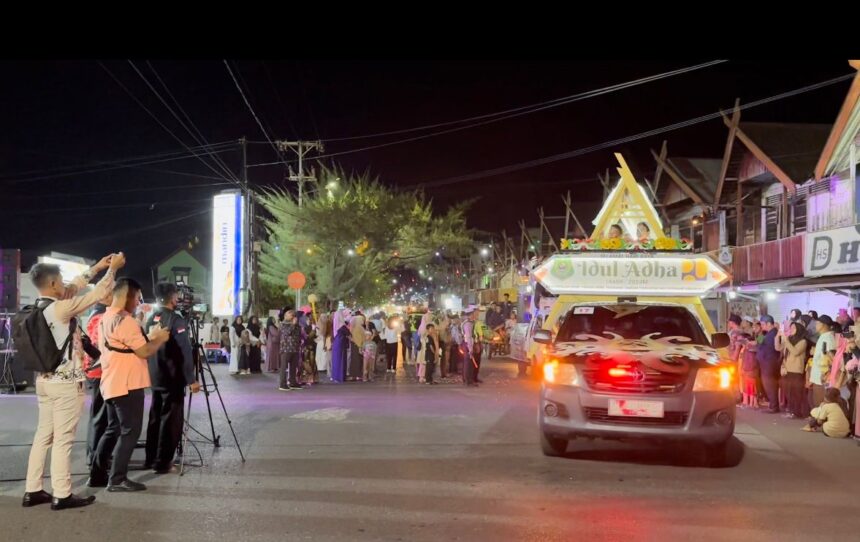 GEMA TAKBIR : Mobil hias Dinas PUPR Kapuas saat ikuti Pawai Gebyar Gema Takbir Idul Adha 1445 Hijriah, Minggu (16/6/2024) malam. (foto:Sri)