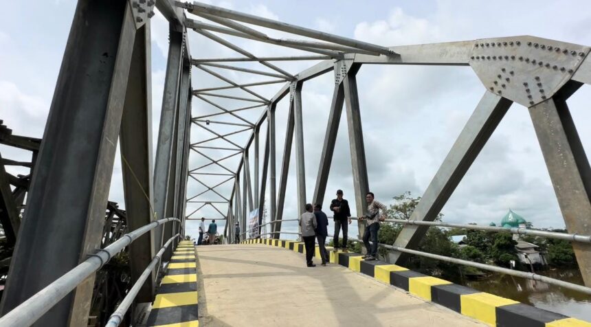 Pj Bupati Kapuas Erlin Hardi bersama Kepala Dinas PUPR-PKPP Kapuas usai meresmikan Jembatan Pasar Senin, di Desa Anjir Serapat Tengah KM 11 Kecamatan Kapuas Timur Kabupaten Kapuas, pada Senin (3/6/2024). (foto:Sri)