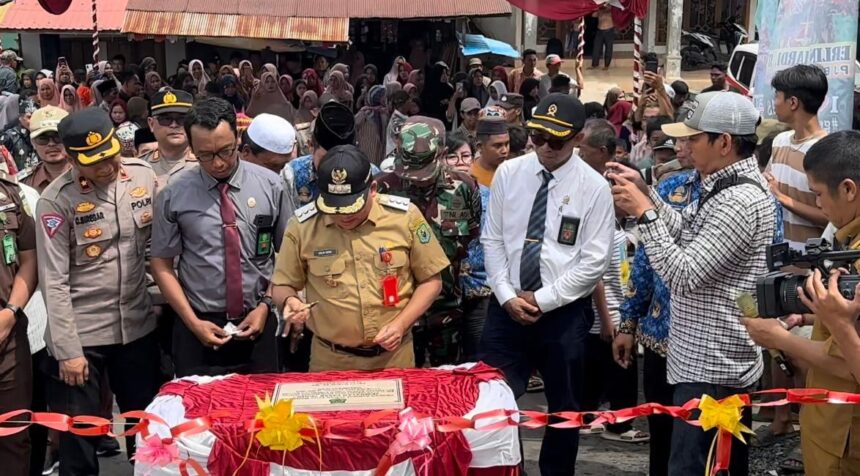 TIGA TAHAP: Jembatan Pasar Senin, di Desa Anjir Serapat Tengah KM 11 Kecamatan Kapuas Timur Kabupaten Kapuas, yang diresmikan oleh Pj Bupati Kapuas Erlin Hardi pada Senin (3/6/2024). (foto:Sri)