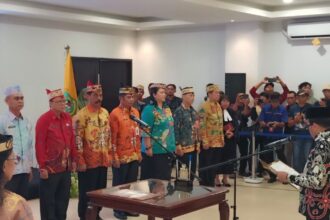 SERTIJAB : Pj Bupati Kapuas, Erlin Hardi saat melakukan Sertijab Kepala Dinas PUPR-PKP Kapuas. (foto:ist)