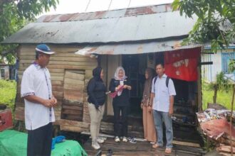 PENDATAAN : Tim Dinas PUPR-PKP Kapuas saat lakukan pendataan salah satu rumah warga didampingi Ketua RT setempat dan Kepala Desa Saka Lagun. (Foto:ist)