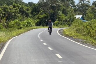 SELESAI : Pembangunan jalan tembus Sei Asam-batas Kalsel pada tahun 2023 telah selesai fungsional hingga ke ujung Palingkau Seberang. Saat ini jalan tersebut telah digunakan warga untuk bepergian dan mengangkut hasil pertanian. (foto:Sri)