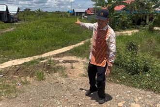 TINJAU: Kepala Dinas PUPR-PKP Kapuas Teras, saat meninjau lokasi lanjutan pembangunan jalan menuju batas Kalsel yang akan dikerjakan tahun 2024. (foto:Sri)