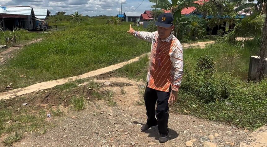 TINJAU: Kepala Dinas PUPR-PKP Kapuas Teras, saat meninjau lokasi lanjutan pembangunan jalan menuju batas Kalsel yang akan dikerjakan tahun 2024. (foto:Sri)