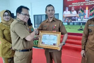 PENGHARGAAN : Kepala Dinas PUPR-PKP Kapuas Teras, saat menerima penghargaan dari Pj Bupati Kapuas Erlin Hardi, di Aula Rumah Jabatan Bupati Kapuas, Senin (22/1/2024). (foto:ist)