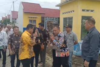 CEK NSD: Jajaran Dinas PUPR Kapuas kala mendampingi Komisi III DPRD Batola dalam rangkaian kunjungan kaji tiru ke lokasi perumahan NSD di wilayah Handel Bere Kelurahan Selat Utara, Kecamatan Selat Kapuas, Jumat (19/1/2024). (foto:Sri)