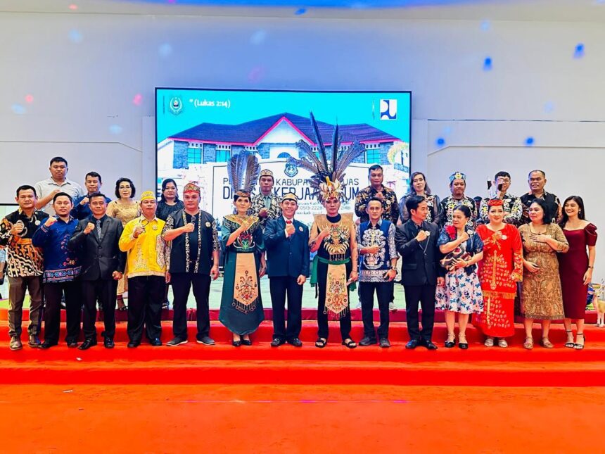 PERAYAAN NATAL : Ibadah dan perayaan natal bersama keluarga besar Dinas PUPR-PKP Kapuas, berlangsung di aula Rujab Bupati Kapuas, Minggu (7/1/2024) sore. (foto:Sri)