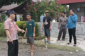 TINJAU : Kepala Dinas PUPR-PKP Kapuas Teras, saat meninjau kerusakan jalan di Gang BPP, Kecamatan Selat, Jumat (19/1/2024). (foto:Sri)