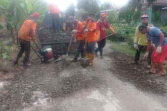PENANGANAN : Petugas Dinas PUPR-PKP Kapuas saat lakukan penanganan sementara jalan rusak di Gang BPP, Kecamatan Selat, Jumat (19/1/2024) sore. (foto:Sri)