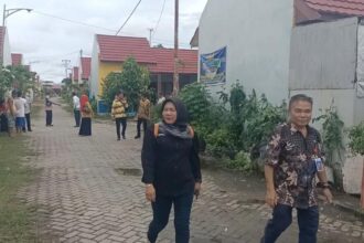 KAJI BANDING : Jajaran Dinas PUPR Kapuas kala mendampingi Komisi III DPRD Batola dalam rangkaian kunjungan kaji tiru ke lokasi perumahan NSD di wilayah Handel Bere Kelurahan Selat Utara, Kecamatan Selat Kapuas, Jumat (19/1/2024). (Foto:Sri)