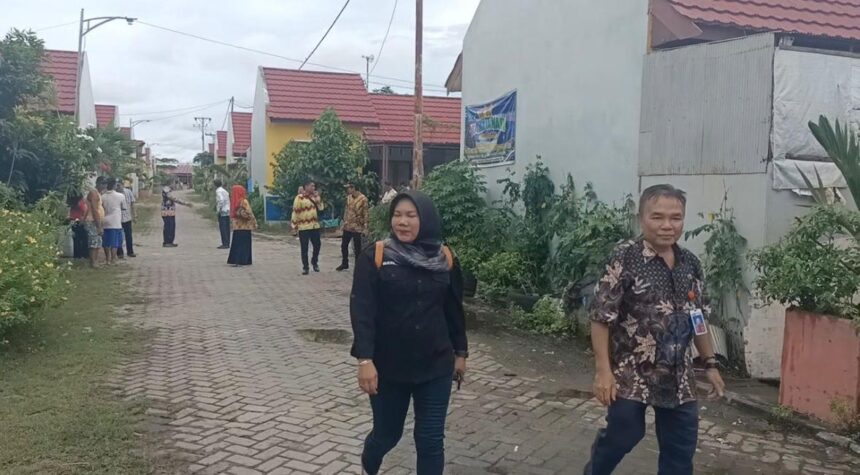 KAJI BANDING : Jajaran Dinas PUPR Kapuas kala mendampingi Komisi III DPRD Batola dalam rangkaian kunjungan kaji tiru ke lokasi perumahan NSD di wilayah Handel Bere Kelurahan Selat Utara, Kecamatan Selat Kapuas, Jumat (19/1/2024). (Foto:Sri)