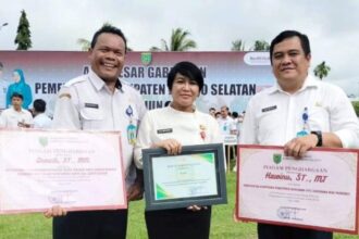 Kepala Dinas PUPR Barsel, Dr Ita Minarni saat menerima penghargaan