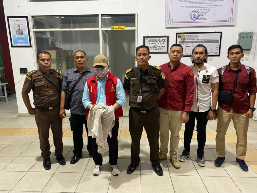 PENGAWALAN : Mantan Bupati Kobar, Ujang Iskandar saat berada di Rutan Palangka Raya dengan pengawalan, Rabu (21/8/2024). (foto:kejati Kalteng)