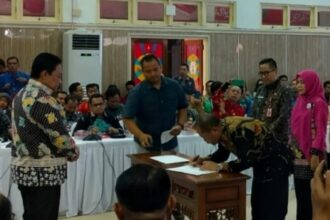 Wakil Gubernur (Wagub) Kalteng H. Edy Pratowo, membuka secara resmi Rapat Koordinasi Pengendalian dan Evaluasi (Rakordalev) Pelaksanaan Rencana Pembangunan Daerah Provinsi dan Kabupaten Kota Se Kalimantan Tengah Semester I Tahun 2024 sekaligus melakukan penandatanganan Pakta Integritas dan Komitmen Bersama Antikorupsi lingkup Pemprov Kalteng, bertempat di Aula Bappedalitbang Prov. Kalteng, Kamis (4/7/2024).